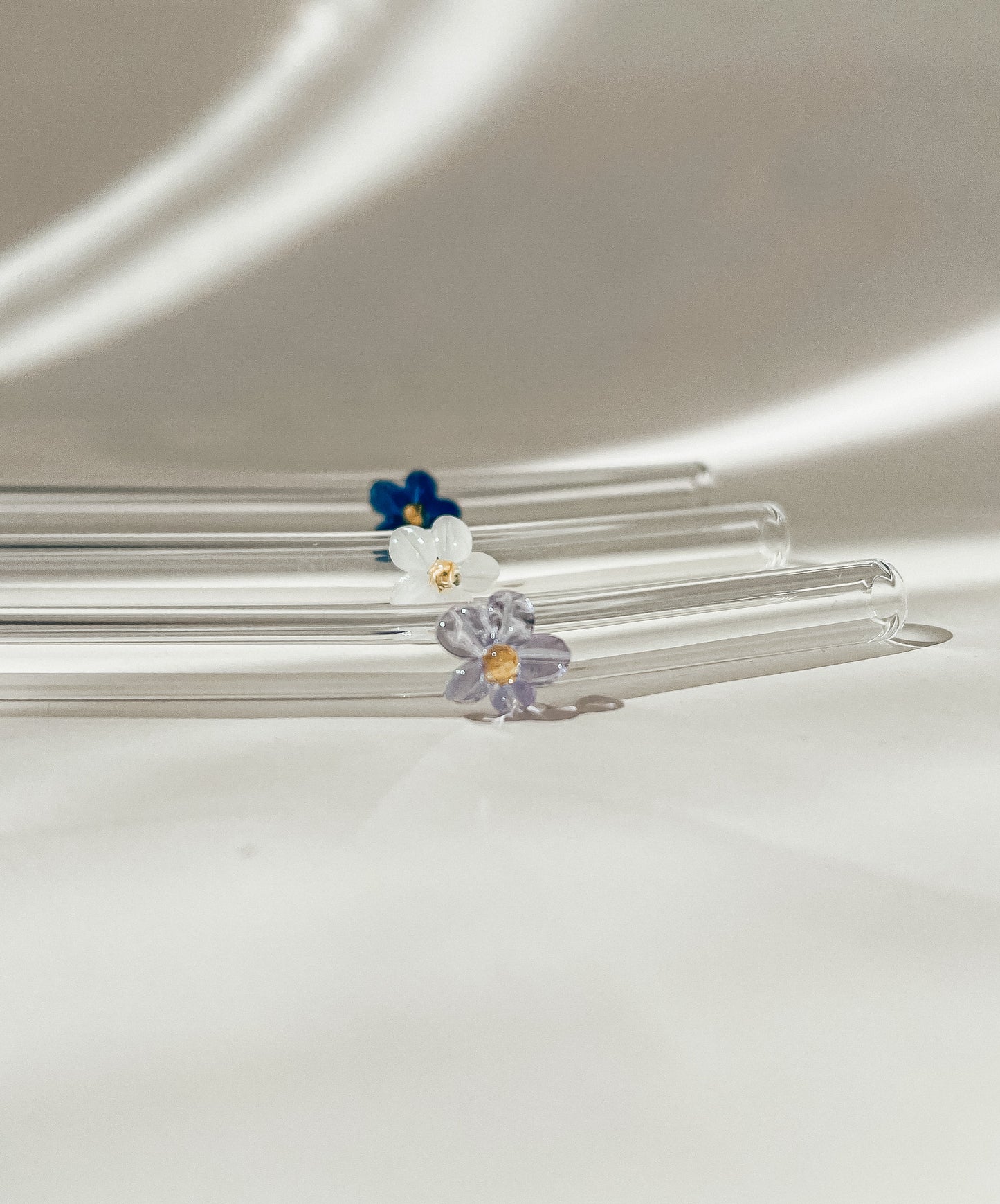 Glass drinking straw with flower