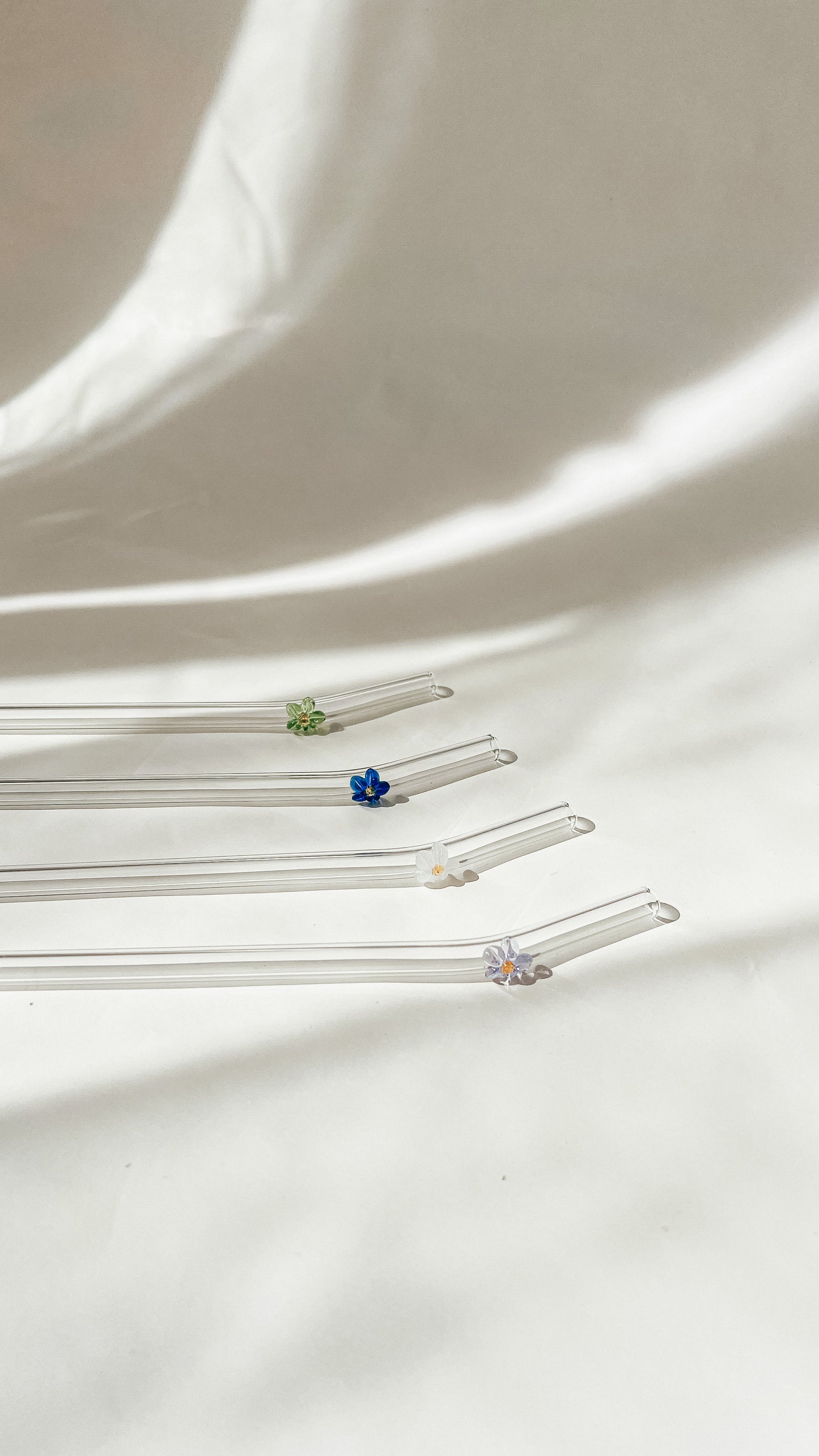 Glass drinking straw with flower