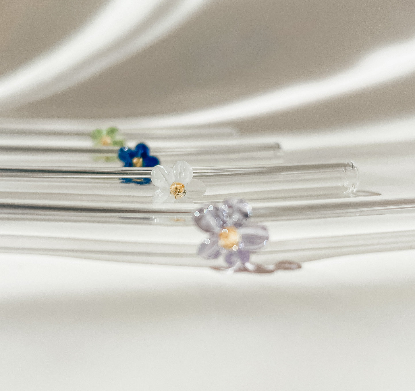 Glass drinking straw with flower