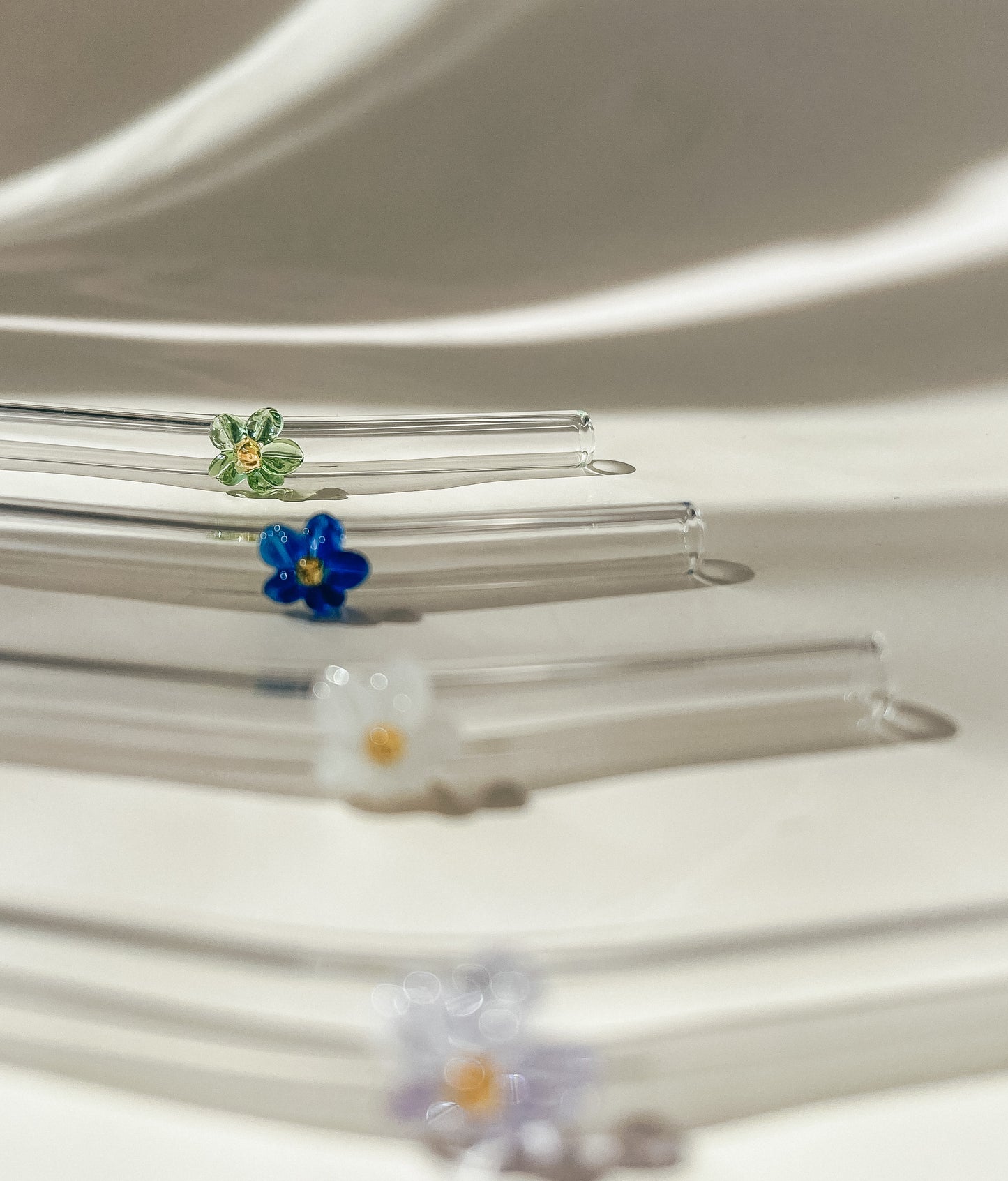 Glass drinking straw with flower
