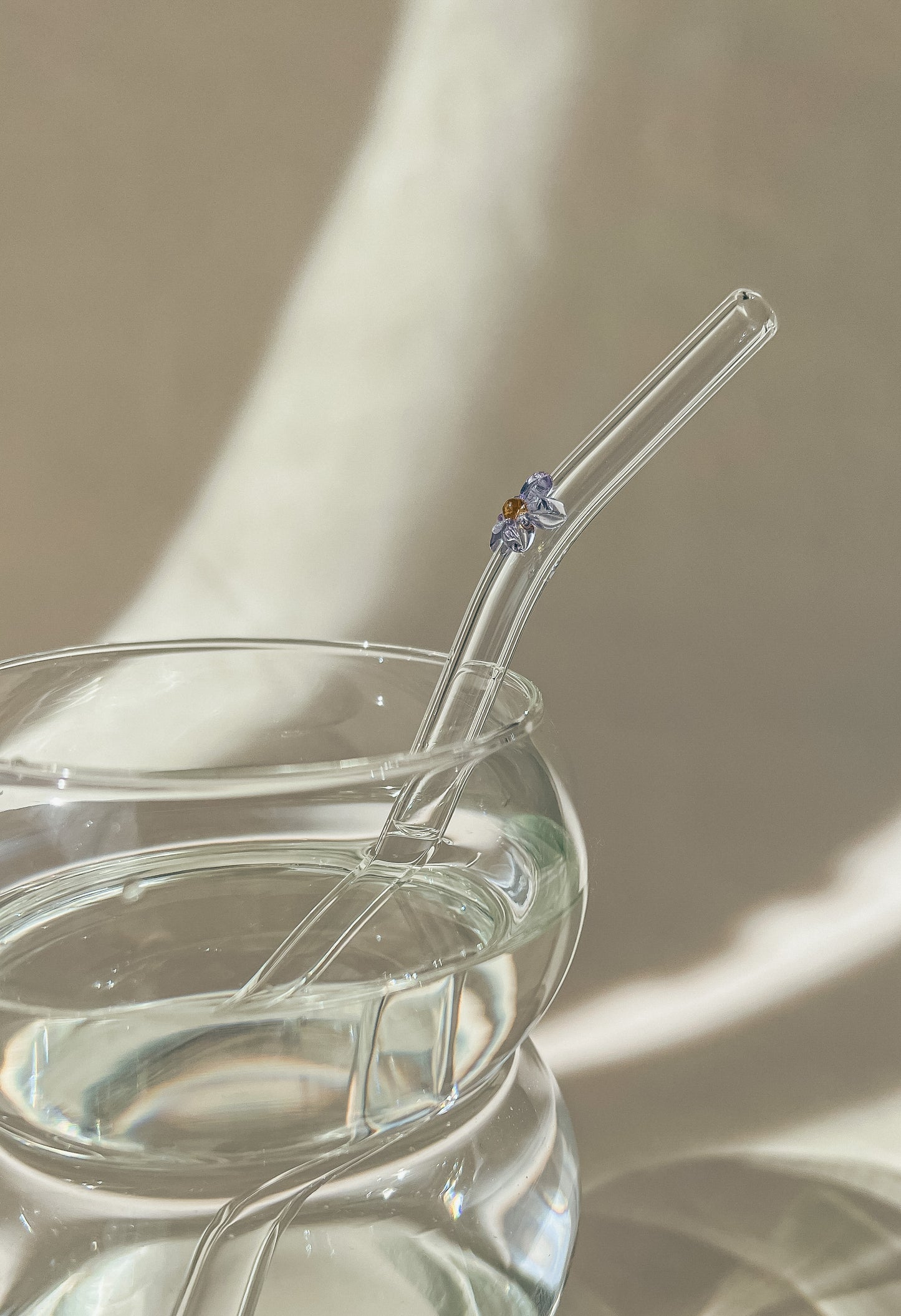 Glass drinking straw with flower