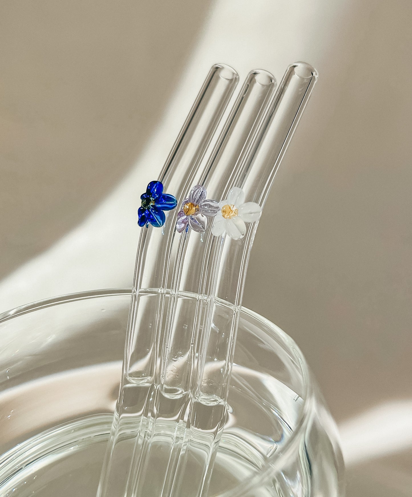 Trinkhalm aus Glas mit Blume